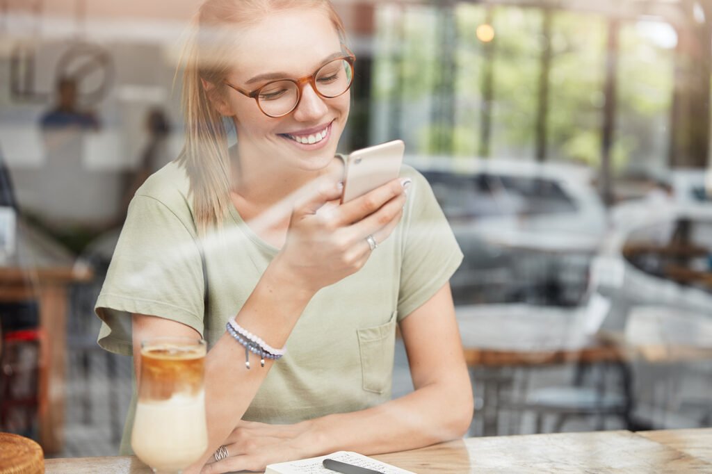 scrolling phone for social content